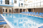Studenti mohou využívat veškeré zázemí, které rezidence nabízí, například bazén