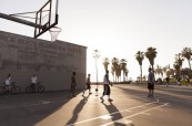 Basketbal je také jednou z oblíbených aktivit místních studentů angličtiny, EC Los Angeles USA