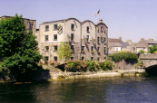 Jazyková škola Bridge Mills - Galway Language Center se nachází na břehu řeky Corrib v zrekonstruovaném mlýně z 18. století