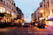 Noční ulice s výhledem na Brighton Wheel