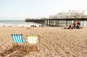 Krásné pláže lákající ke koupání a Brighton Pier