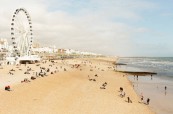 Pohled na Brighton Wheel a na krásnou pláž