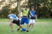 Studenti letního pobytu pro mládež hrají fotbal