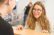 Na recepci školy Mackenzie School of English jsou vždy studentům nápomocní