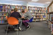 Studenti střední školy Brockenhurst College v knihovně