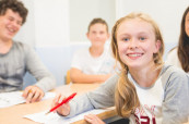 Studenti na letním jazykovém kurzu v Edinburghu, Mackenzie School of English