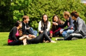 Mezinárodní studenti s anglickými studenty navazují přátelství mnohdy na celý život, Brockenhurst College Anglie