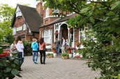 Studenti jazykového kurzu před školou Wimbledon School of English