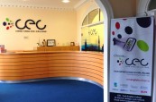 Recepce školy, kde najdeme pracovníky školy, kteří jsou vždy připraveni studentům pomoci, Cork English College