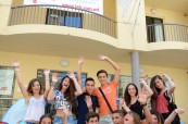 Studenti před budovou školy LAL Malta Sliema