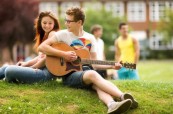 Studenti střední školy v Anglii během přestávky, Brockenhurst College