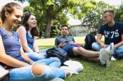 Studenti anglického jazyka školy British Study Centres v Yorku odpočívají v parku