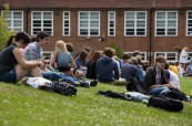 Před školou se nachází dostatek prostoru k odpočinku mezi výukou, střední škola Brockenhurst College v Anglii