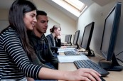 Ve škole mají studenti k dispozici také počítačovou učebnu, kterou mohou kdykoliv využít, Cork English College