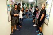 Studenti anglického jazyka čekají na výuku, Worldwide School of English, Auckland, Nový Zéland