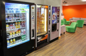 Ve škole EC Brighton jsou studentům k dispozici automaty na jídlo i pití