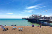 Brighton je populární destinace pro mladé studenty angličtiny