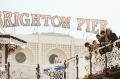 Slavné molo Brighton Pier, kde se schází nejen studentská mládež
